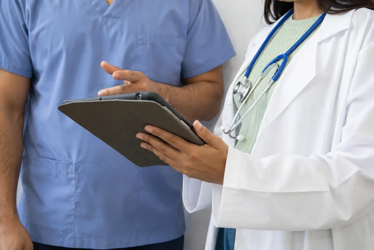 Equipo de salud revisando un plan de atención domiciliaria